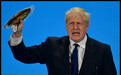 约翰逊举起一包熏鱼怒批欧盟 结果遭BBC打脸
