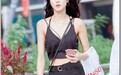 街拍:身材苗条的长发美女,一身时尚的穿搭,成熟女人韵味十足