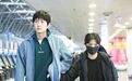 金大川春夏机场大方牵手 甜蜜对视画面超甜