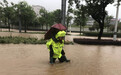 他泡在洪水中40分钟救出4名群众
