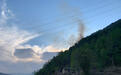 凉山越西近400人扑救森林大火  4个起火点已经灭了3个