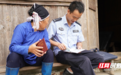 湖南通道:民警送“本”上门暖民心