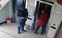 男子ATM机旁抢老人手机?真相其实很暖心