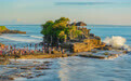 巴厘岛最美庙宇：地处海边岩石上 涨潮时成孤岛退潮后才能祭拜