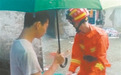 洪水围困 消防员用盆转移婴儿