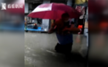 白血病儿突发高烧遇大雨 民警背着他趟水送医