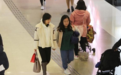 小青”陈美琪带养女逛街扫货,年过60肌肤光泽少女感十足!