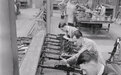 1939年英国皇家兵工厂加班加点制造布伦轻机枪 满足前线需要
