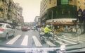 四川广汉交警驾警用摩托送老人过马路：有我们在不用怕