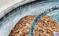 英国艺术家喷泉里放10万枚硬币测人性 1天被偷光