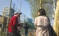 美国大使馆外的存包人:月入六七千 有人入行26年