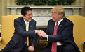 日媒:安倍在特朗普访日期间表现太谄媚 让人难为情