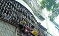 小童阳台被卡 老师保安托举救人
