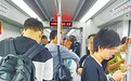 情侣地铁接吻11站25分钟 乘客尴尬得埋头看手机