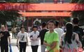 高考大战告捷 中考即将打响 大批父母陪孩儿看考场
