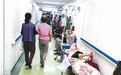 急诊床位紧张 病人买折叠床躺过道