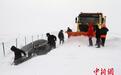 新疆部分路段积雪达1米 多车陷雪中(图)
