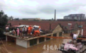 烟台局地大暴雨,河水倒灌,村民爬上屋顶等待救援