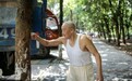 九旬大爷擅长劈叉, 三根手指可做108下俯卧撑, 走到哪里都能健身,追随者已达十几人!