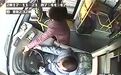 女子乘公交半路下车遭拒,欲拉方向盘逼司机停车
