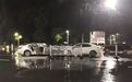南宁一白色轿车撞断隔离栏再撞车 司机却下车跑了