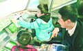 南航开放日,过把“机长瘾” 24名小学生 模拟舱内开飞机