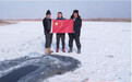 民族团结一家亲:亲戚帮我破冰取水解决马群饮水难题