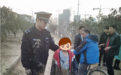男孩深陷泥潭,危急时刻梁山民警蹚泥拽出孩子