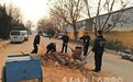 校门口路面坑洼不平,青岛校车司机自发修路