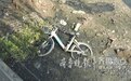 共享单车被扔小清河里,热心市民河边捞车