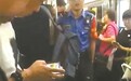 假肢残者行乞 乘管员跟随提醒乘客