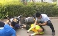外卖小哥逆行撞车后被耳机线割喉? 始作俑者是她