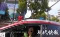 女司机无证驾驶被查处不服气,当场打电话向教练求证