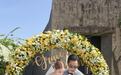 50岁郑嘉颖结婚,网友:完全看不出他与老婆相差20多岁!