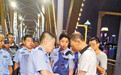 哈尔滨警方夜查违规遛狗,一狗主人被记分处罚、犬只被留检