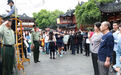 武警哨兵“偶遇”父母:妈,我在执勤不能多说话