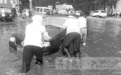 济南孕妇驾车被困水中,交警找来吊车