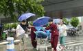 武汉暴雨袭城 护士冒雨趟水救治早产破水孕妇