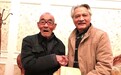 85岁老戏迷 把17年前《郑州晚报》包裹的“宝贝” 送给曲剧大师胡希华 你能猜着它是什么吗?