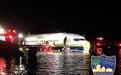 美国一架波音737客机冲出跑道坠河