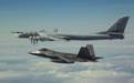 画面曝光！俄轰炸机机群贴近美国 美军f-22紧急出动