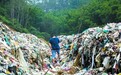 广州一学校后现“垃圾山” 山被挖开堆200吨垃圾(图)