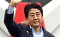 安倍街头演说 抗议者举牌高呼:滚回去!赶快下台!