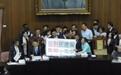 不满民进党强撤课纲微调 国民党首次占领主席台