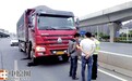 郑州交警高架上查违法 超载大货车为何频频跑上高架?