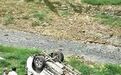 失控致6车连撞 越野车撞坏护栏掉下桥