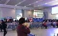 大妈带5斤米酒上高铁被拒 当场豪饮半桶(图)