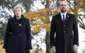 1辆汽车冲入英国和比利时首相的车队 2名警察受伤