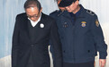 憔悴！78岁李明博被狱警扶进法院 低头无精打采