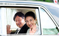 日本皇太子夫妇乘车参加即位彩排 开窗微笑挥手